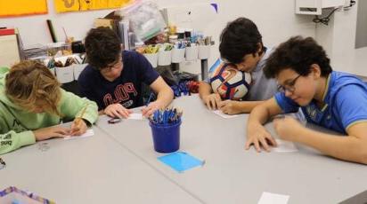 中学 students work on their mosaic pieces